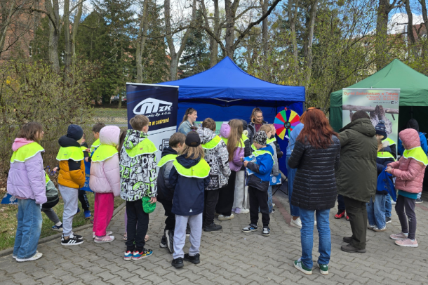 zdjęcie z uczestnikami stoiska MZK podczas Dnia Otwartego w PSSE w Toruniu