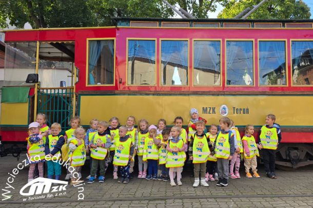 zdjęcie przedszkolaków na tle tramwaju turystycznego